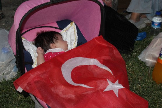 Adıyaman’da halk 7’den 70’e meydanlarda