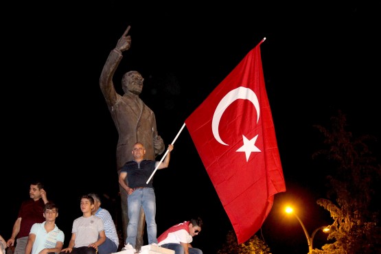 Adıyaman’da halk 7’den 70’e meydanlarda