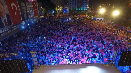 Adıyaman’da halk 7’den 70’e meydanlarda