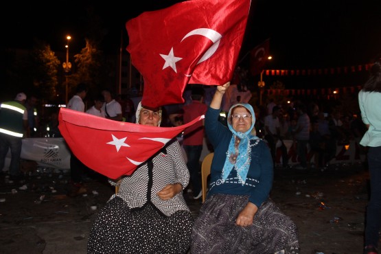 Adıyaman’da halk 7’den 70’e meydanlarda