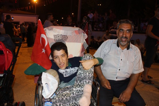 Adıyaman’da halk 7’den 70’e meydanlarda