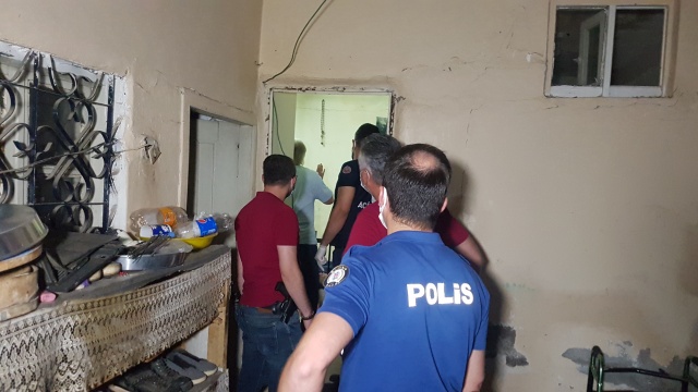 Annesini, eşini ve beş çocuğunu rehin aldı