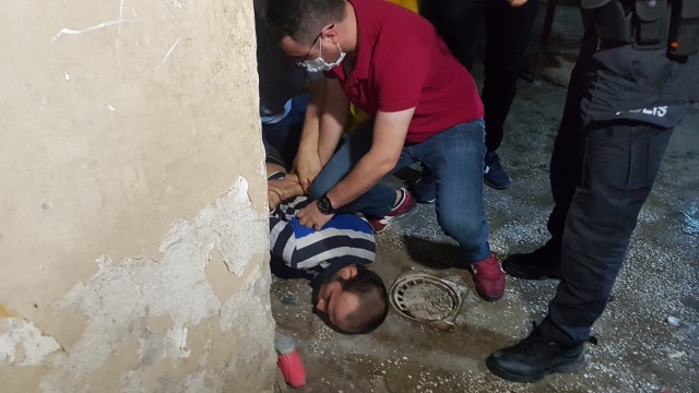 Annesini, eşini ve beş çocuğunu rehin aldı