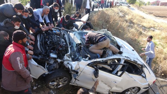 Otomobiller dönüş yapan tıra çarptı: 1 ölü, 4 yaralı