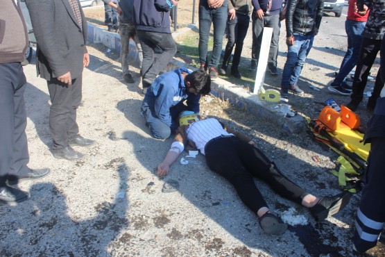 Otomobiller dönüş yapan tıra çarptı: 1 ölü, 4 yaralı