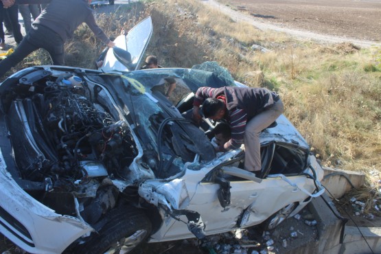 Otomobiller dönüş yapan tıra çarptı: 1 ölü, 4 yaralı