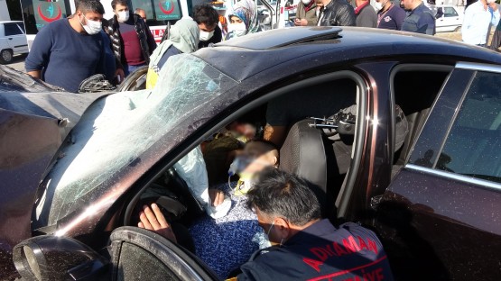 Otomobiller dönüş yapan tıra çarptı: 1 ölü, 4 yaralı