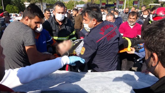 Otomobiller dönüş yapan tıra çarptı: 1 ölü, 4 yaralı