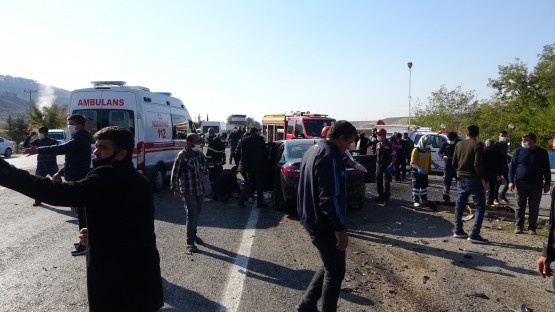 Otomobiller dönüş yapan tıra çarptı: 1 ölü, 4 yaralı