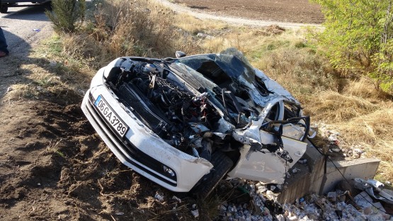 Otomobiller dönüş yapan tıra çarptı: 1 ölü, 4 yaralı