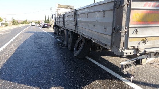 Otomobiller dönüş yapan tıra çarptı: 1 ölü, 4 yaralı