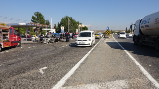 Otomobiller dönüş yapan tıra çarptı: 1 ölü, 4 yaralı