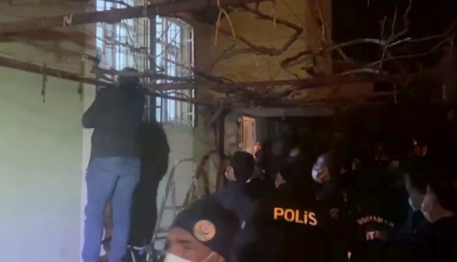 Cinnet getiren anne çocuğunu bıçak ile rehin aldı