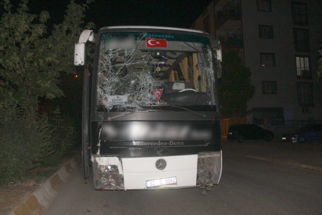 Fabrika işçilerini taşıyan otobüs kontrolden çıktı, ortalık savaş alanına çevirdi