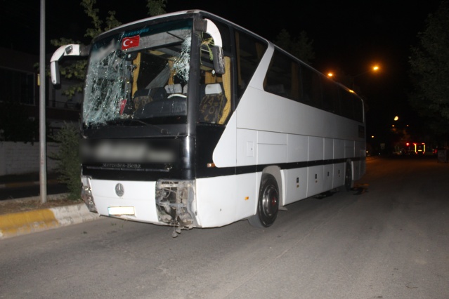 Fabrika işçilerini taşıyan otobüs kontrolden çıktı, ortalık savaş alanına çevirdi