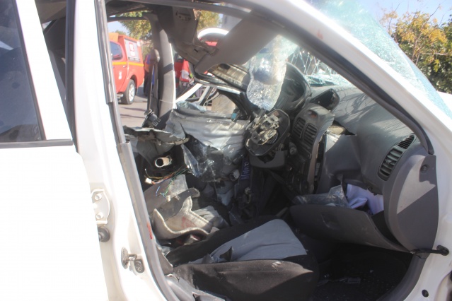 Direğe çarpan otomobil kağıt gibi katlandı