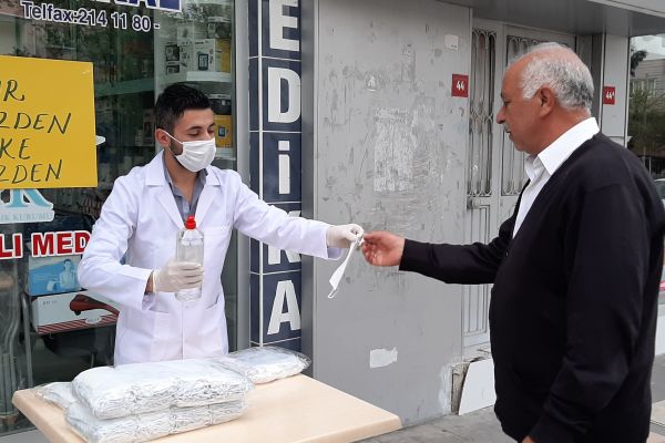 10 Bin maskeyi vatandaşa dağıttı