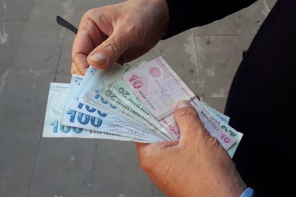 112 görevlisi ATM’de unutulan parayı polise teslim etti