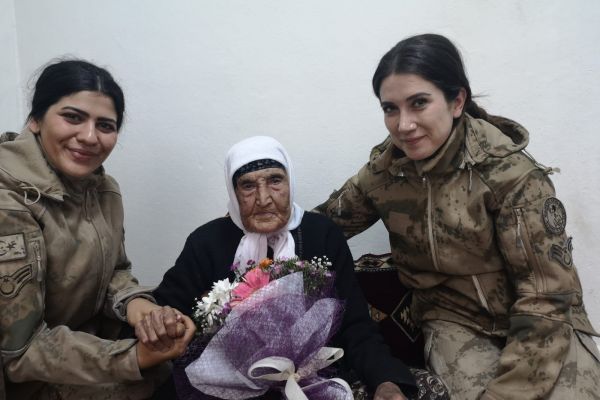 114 Yaşındaki Fatma ninenin kadınlar günü kutlandı