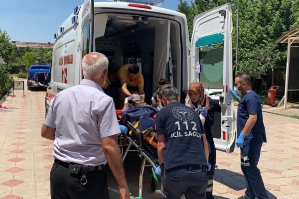 15 dakika boyunca su altında kalan çocuk yaşam savaşı veriyor