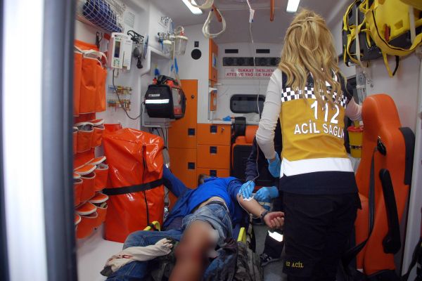 19 Yaşındaki Genç Sokak Ortasında Bıçaklı Saldırıya Uğradı