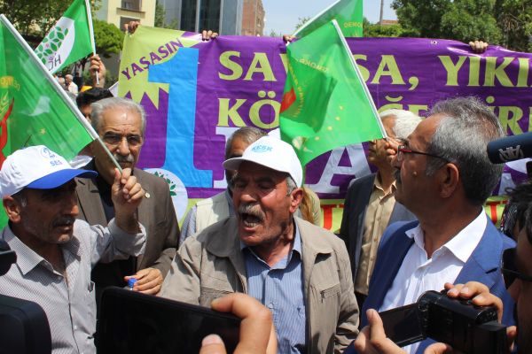 1 Mayıs kutlamasında afiş gerginliği