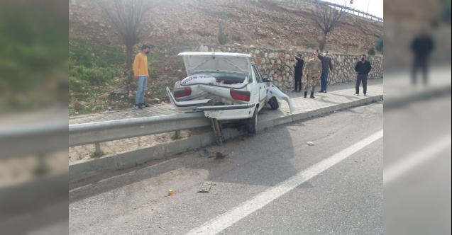 Kaldırıma çıkan otomobil sürücüsü yaralandı