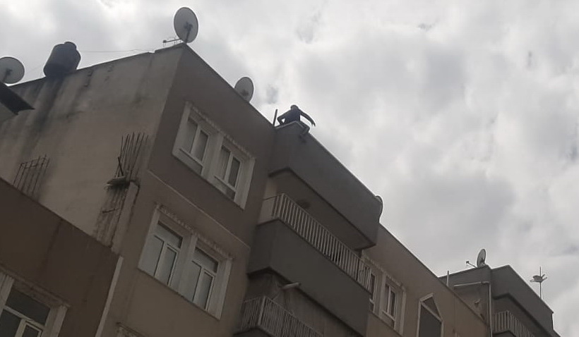 Binanın tepesine çıkarak canına kıymak istedi