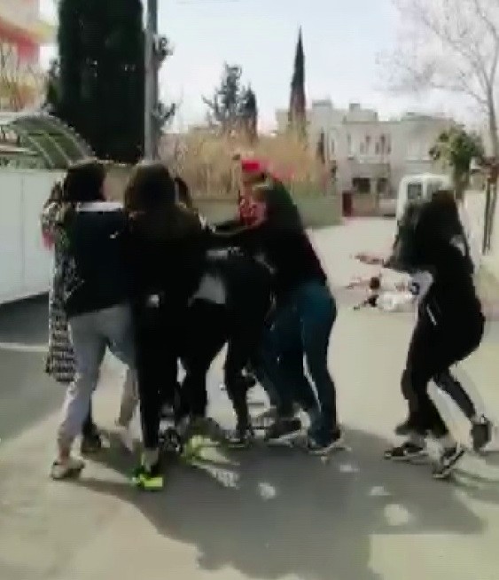 Genç kızların saç saça baş başa kavgası kamerada