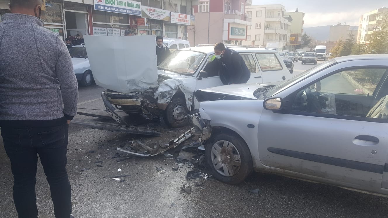 İki otomobil kafa kafaya çarpıştı: 2 Yaralı