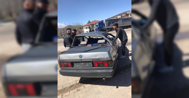 Otomobilin üzerine çatı düştü: 2 yaralı