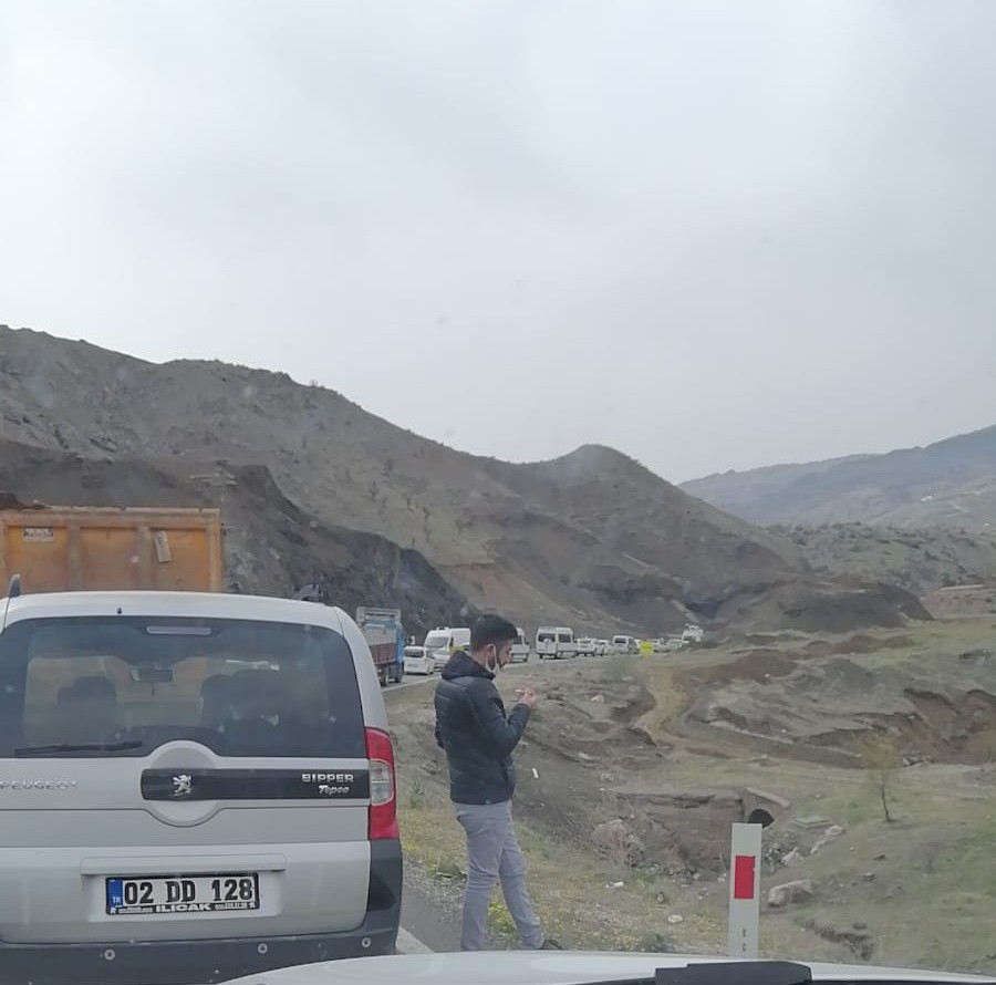Dev kayalar Adıyaman- Malatya Karayolunu trafiğe kapattı