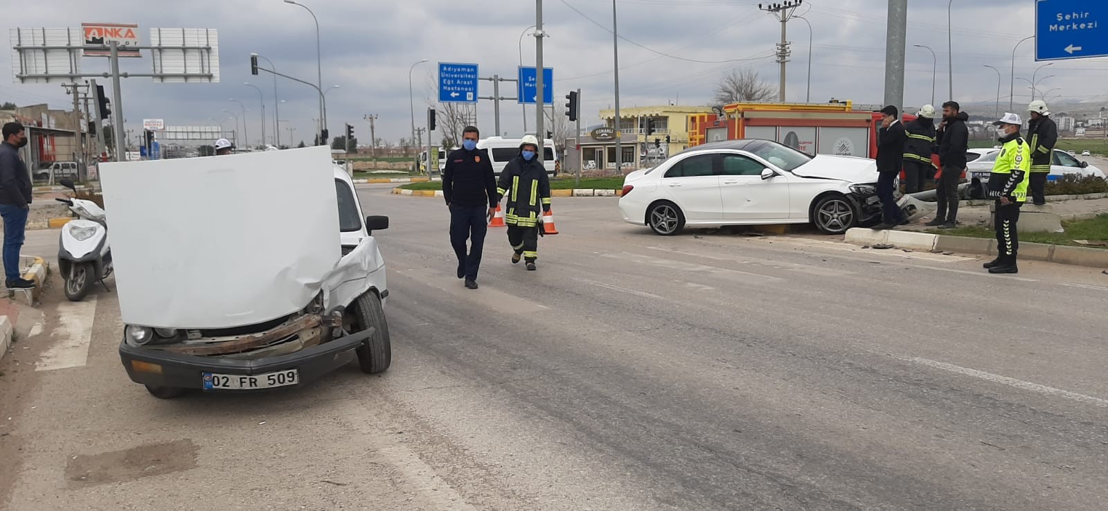 İki otomobil çarpıştı: 2 yaralı