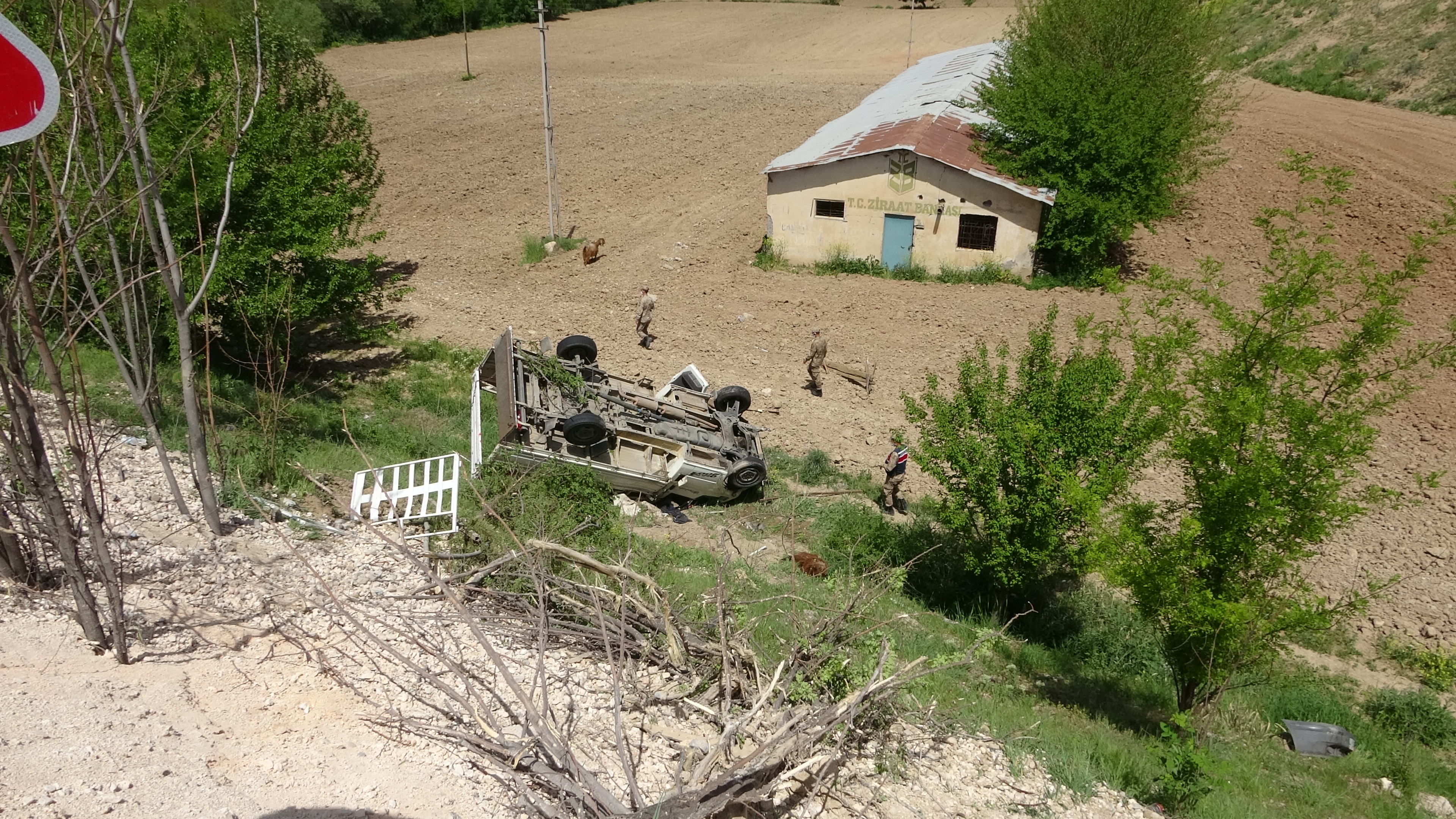 Kamyonet şarampole yuvarlandı: 1 ölü, 1 yaralı