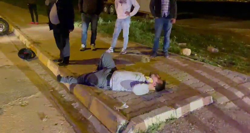 Motosiklet ile minibüs çarpıştı: 2 yaralı