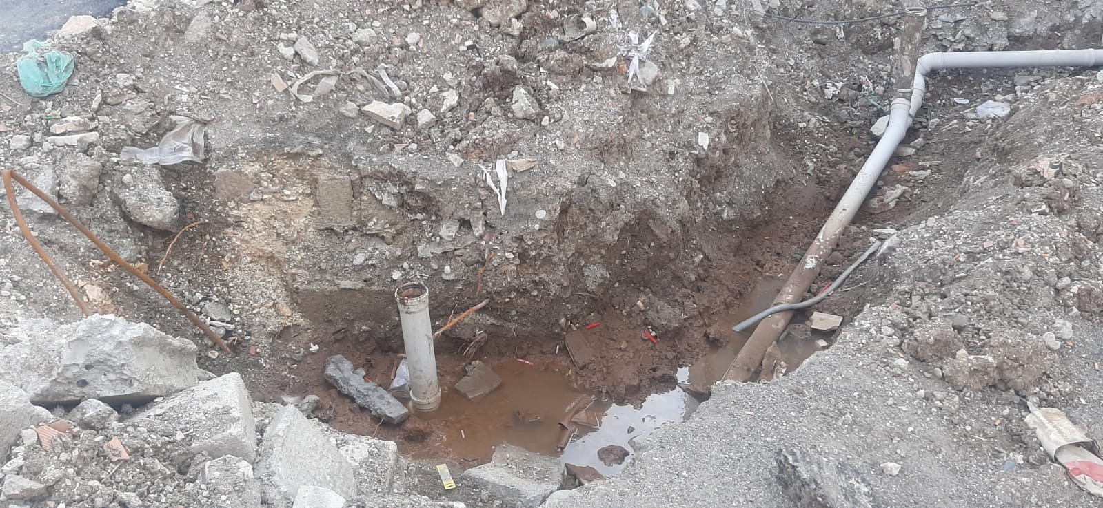Tıkanan lağım borusuyla mahalleyi kokular sardı