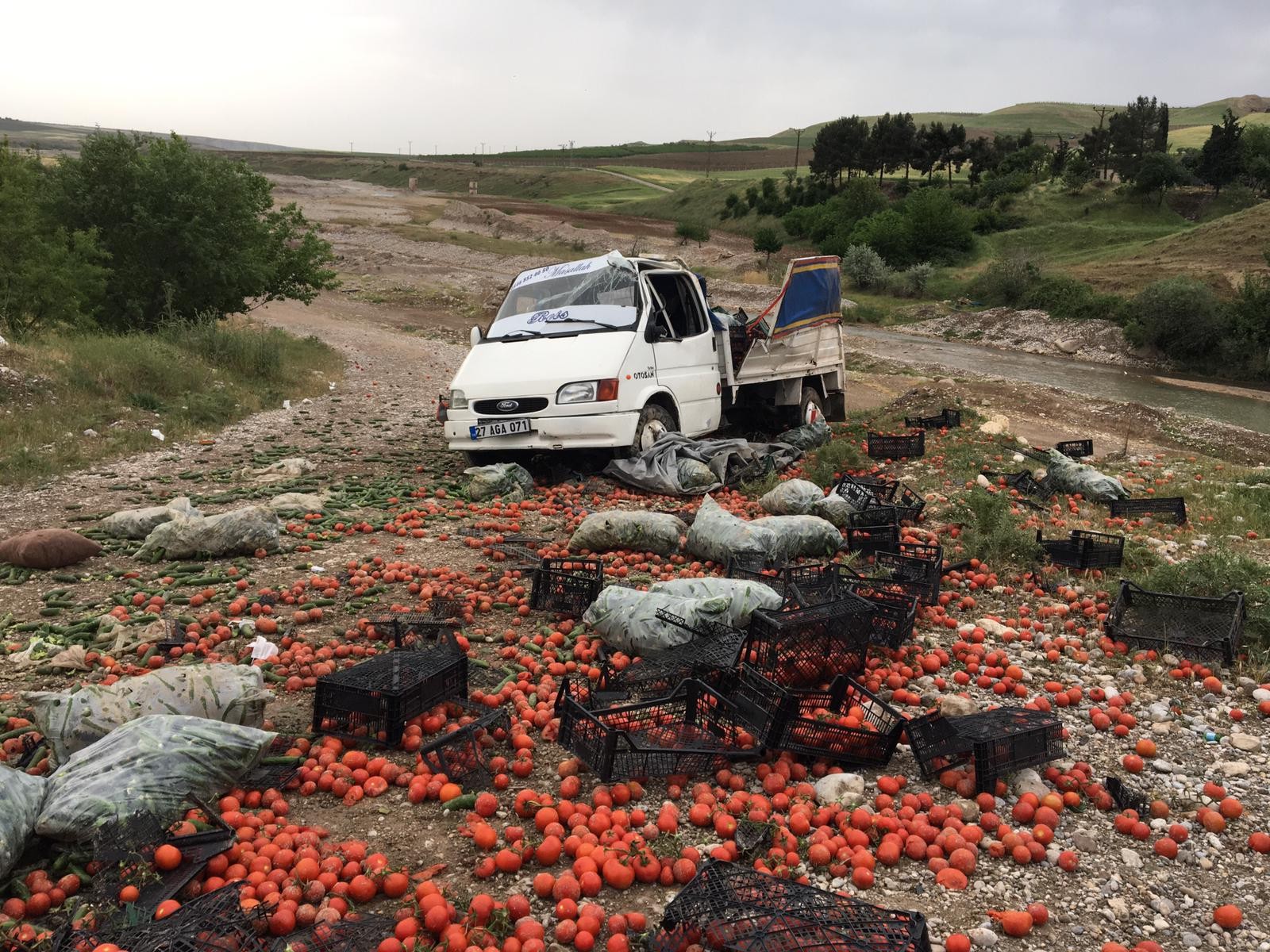 Sebze yüklü kamyonet takla attı: 2 yaralı