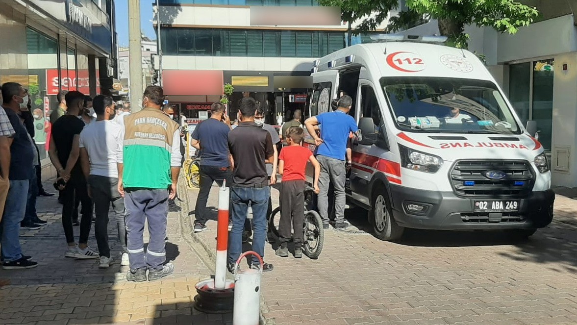 Yolda yürürken bıçaklı saldırıya uğradı