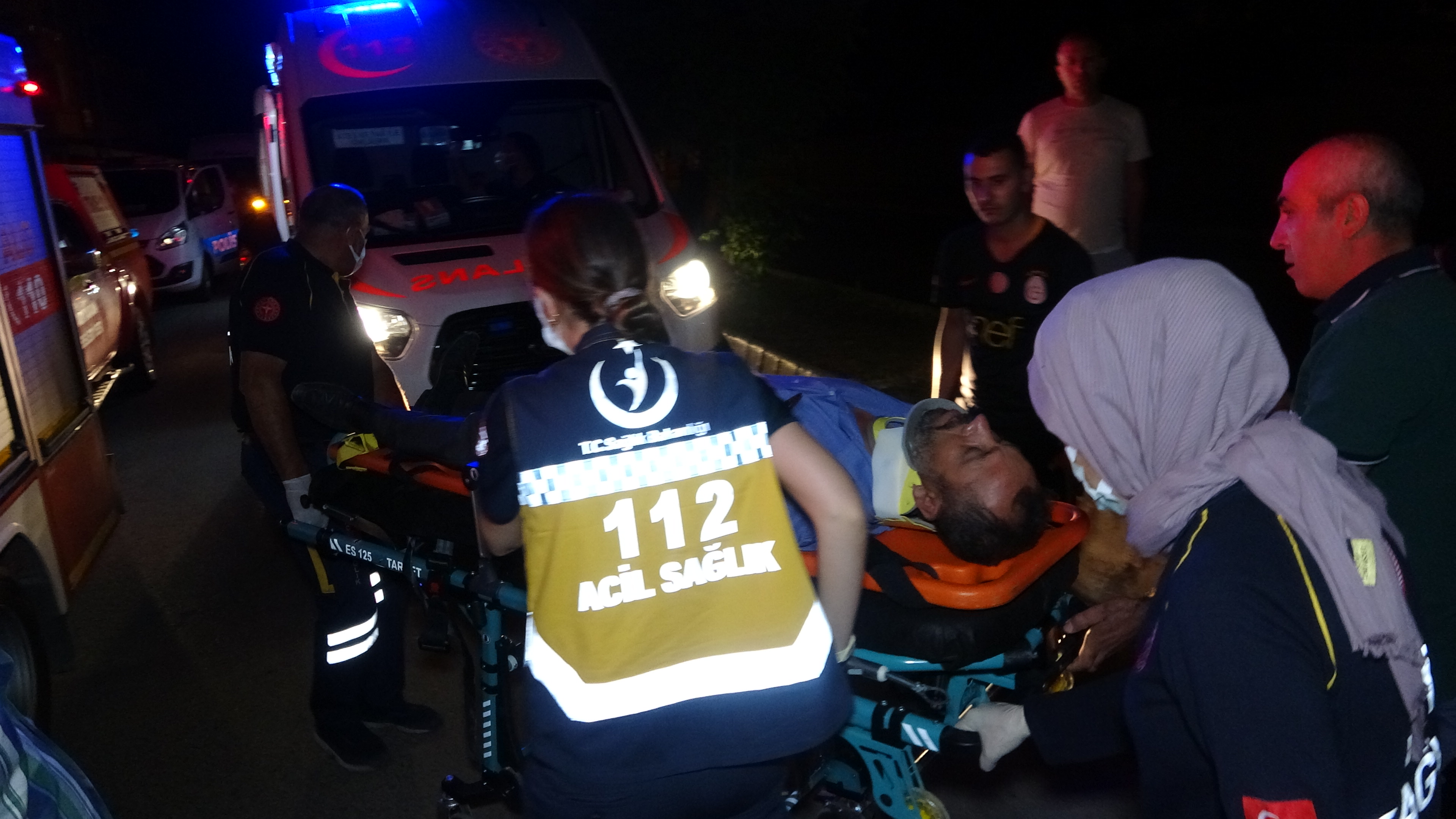 Fabrika işçilerini taşıyan otobüs kontrolden çıktı, ortalık savaş alanına çevirdi