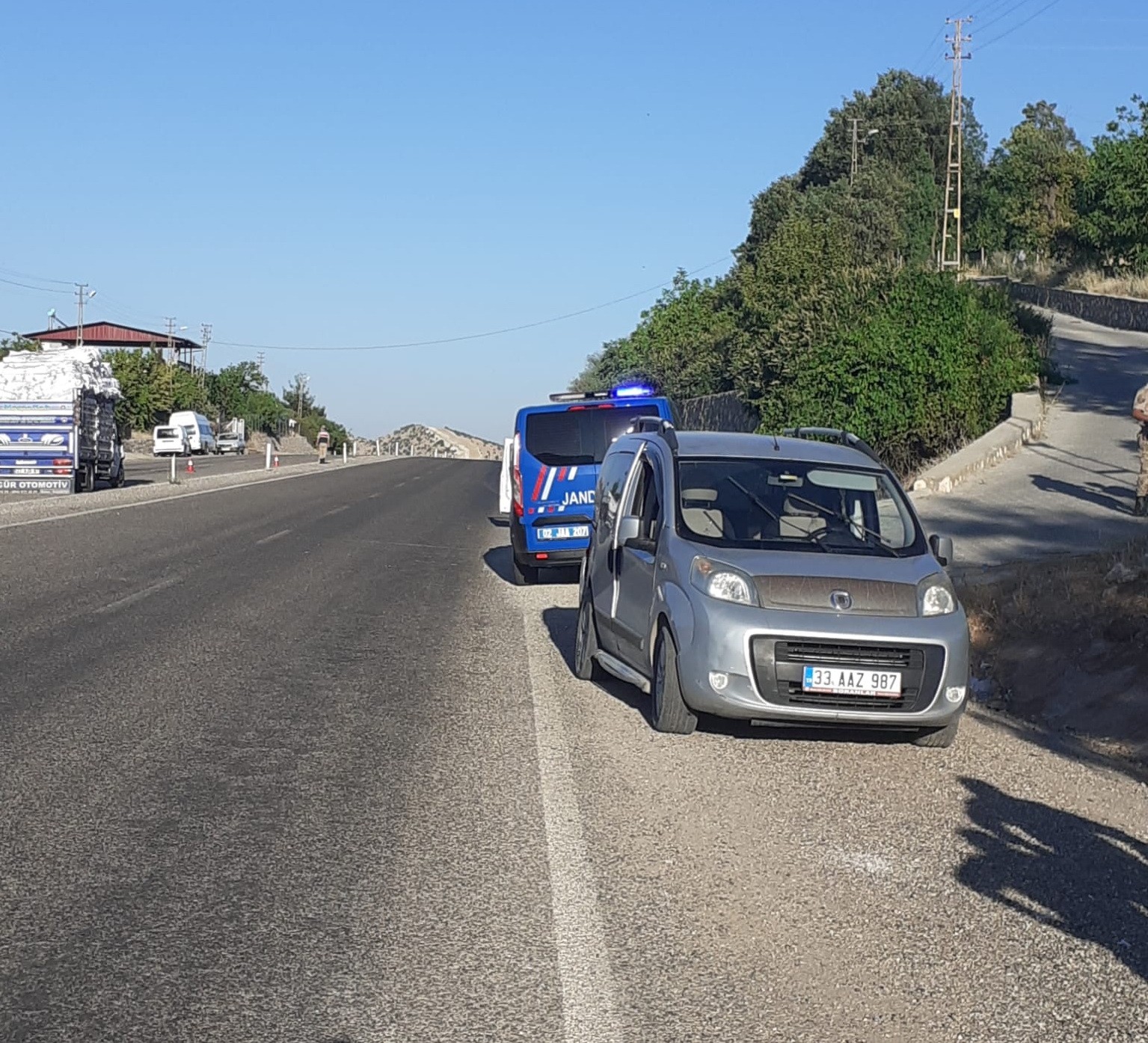 Hafif ticari araç ile kamyonet çarpıştı: 3 yaralı