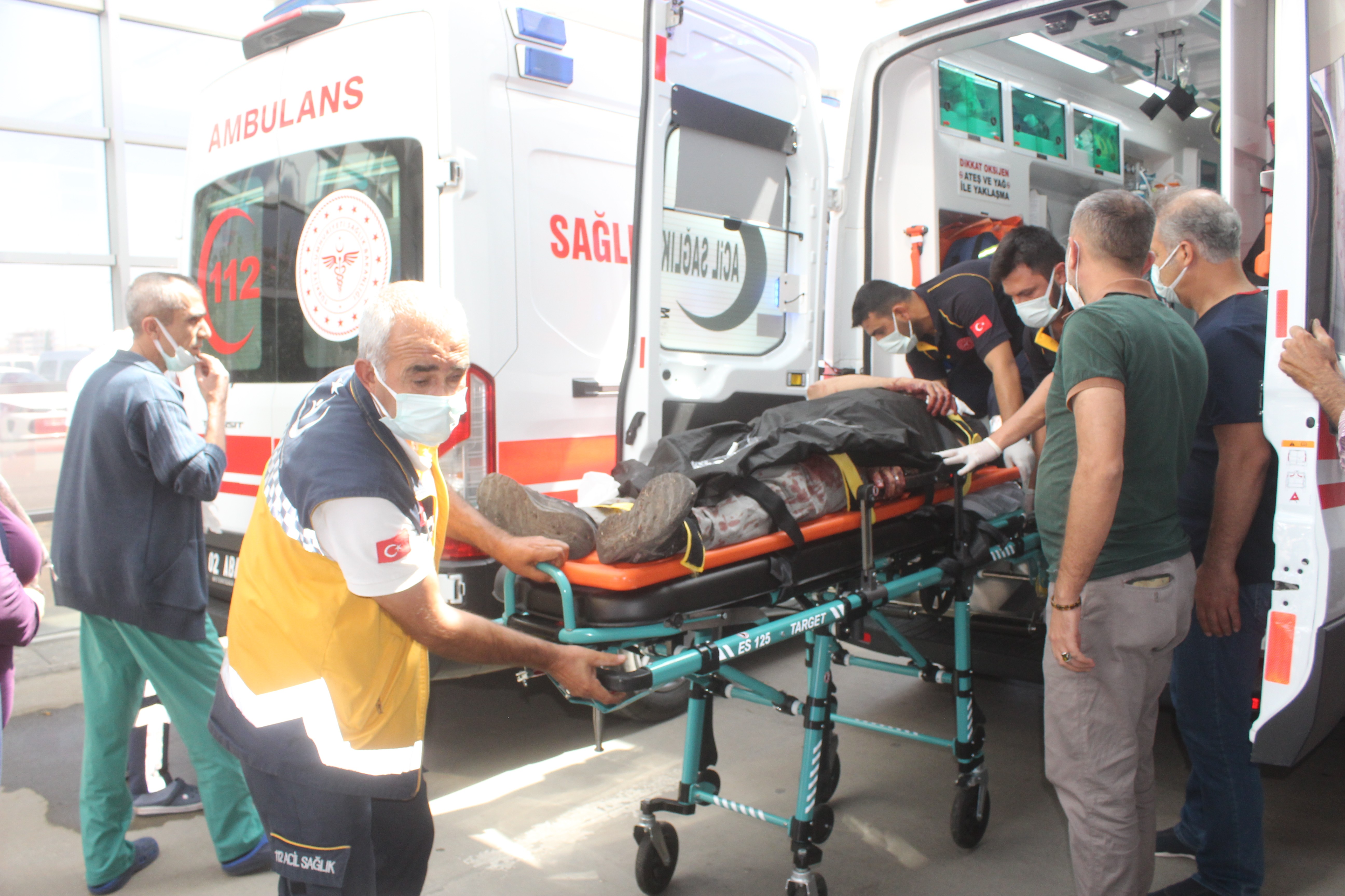 İki otomobil kafa kafaya çarpıştı: 3 yaralı