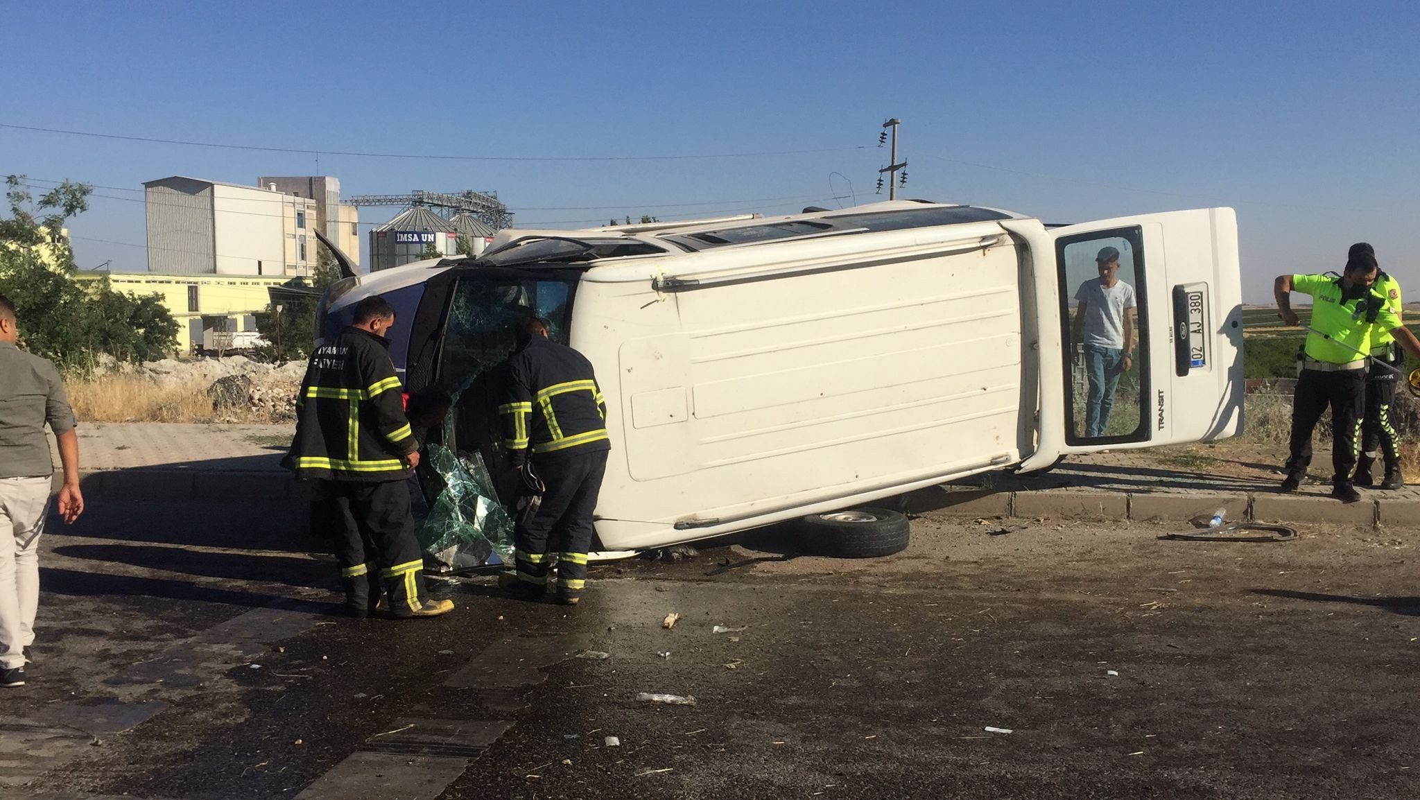 Minibüs kaldırıma çapıp devrildi: 5 yaralı