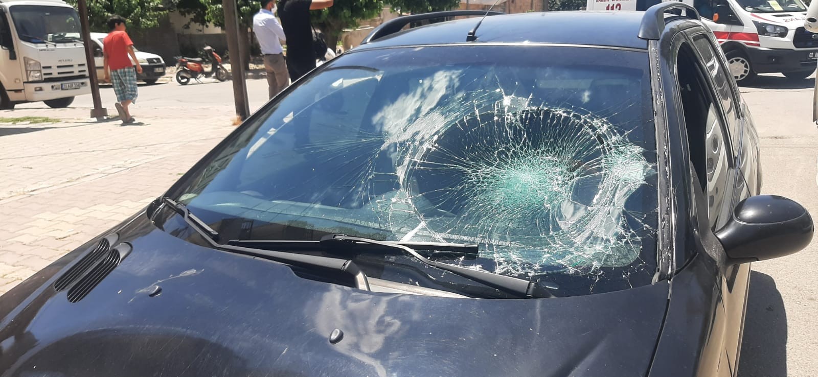 Otomobil, anne ile oğluna çarptı: 2 yaralı