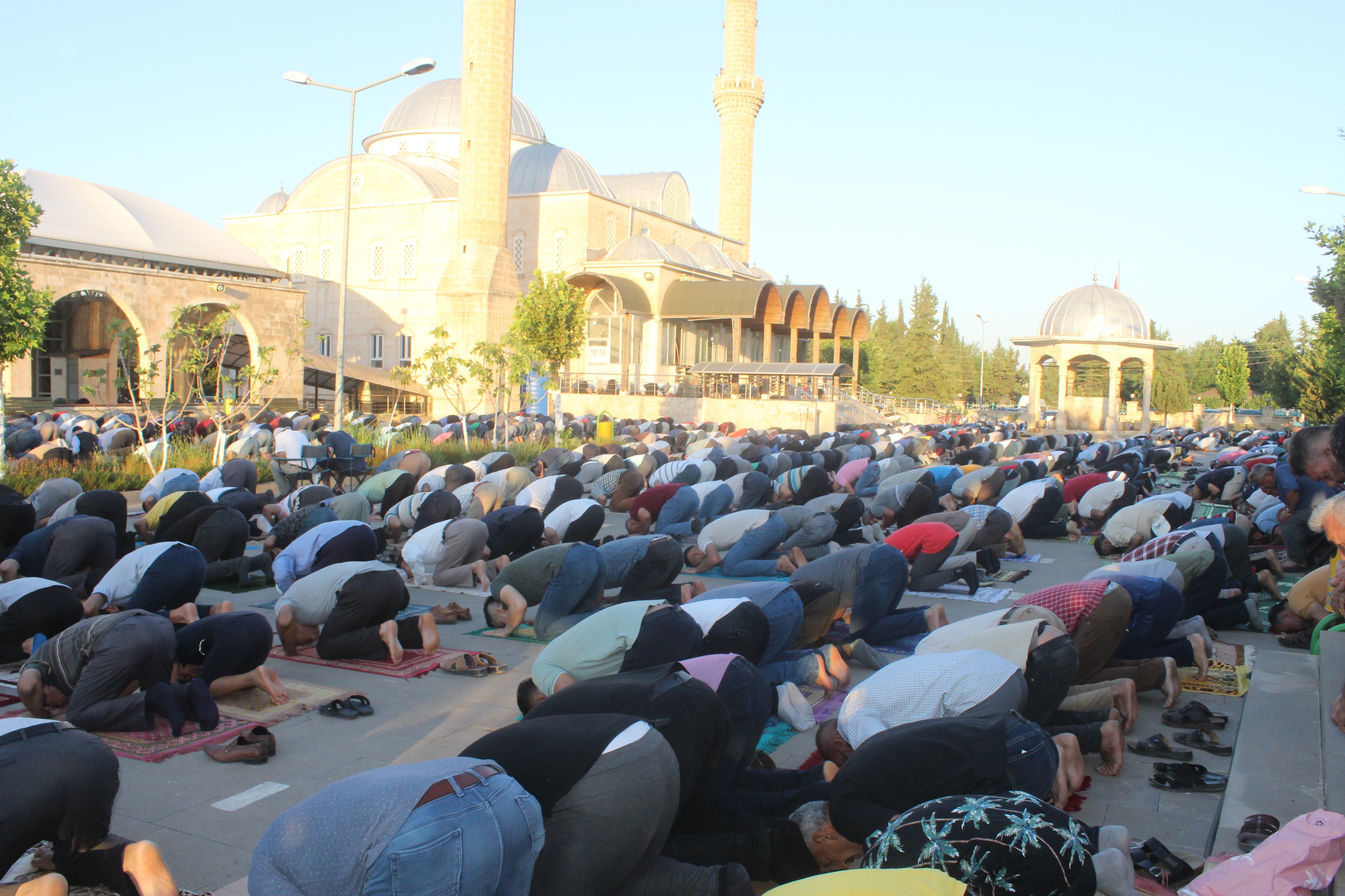 Adıyaman'da binlerce kişi bayram namazı için saf tuttu