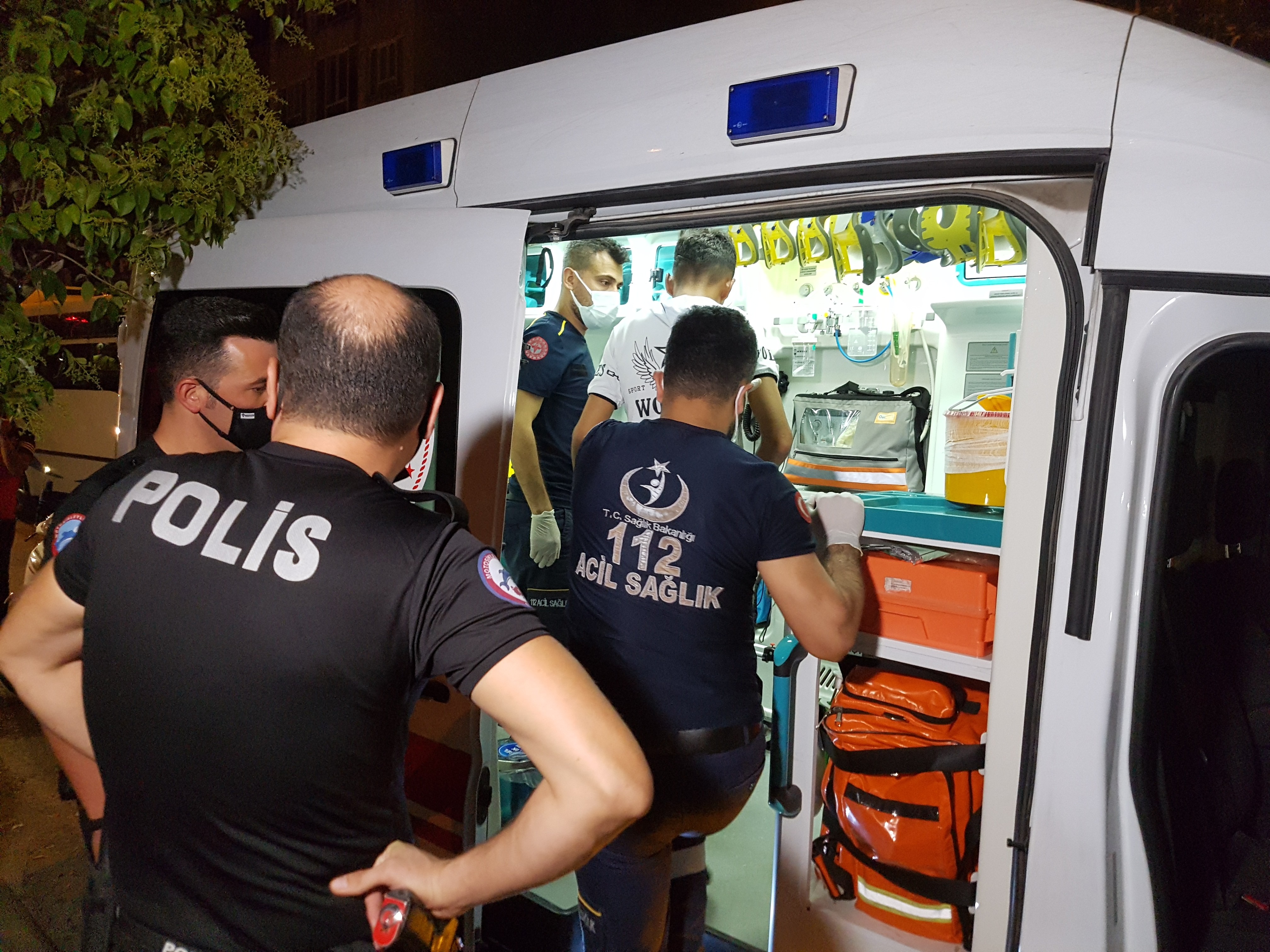 'Ayağını üst üste atma' kavgası: 2 yaralı