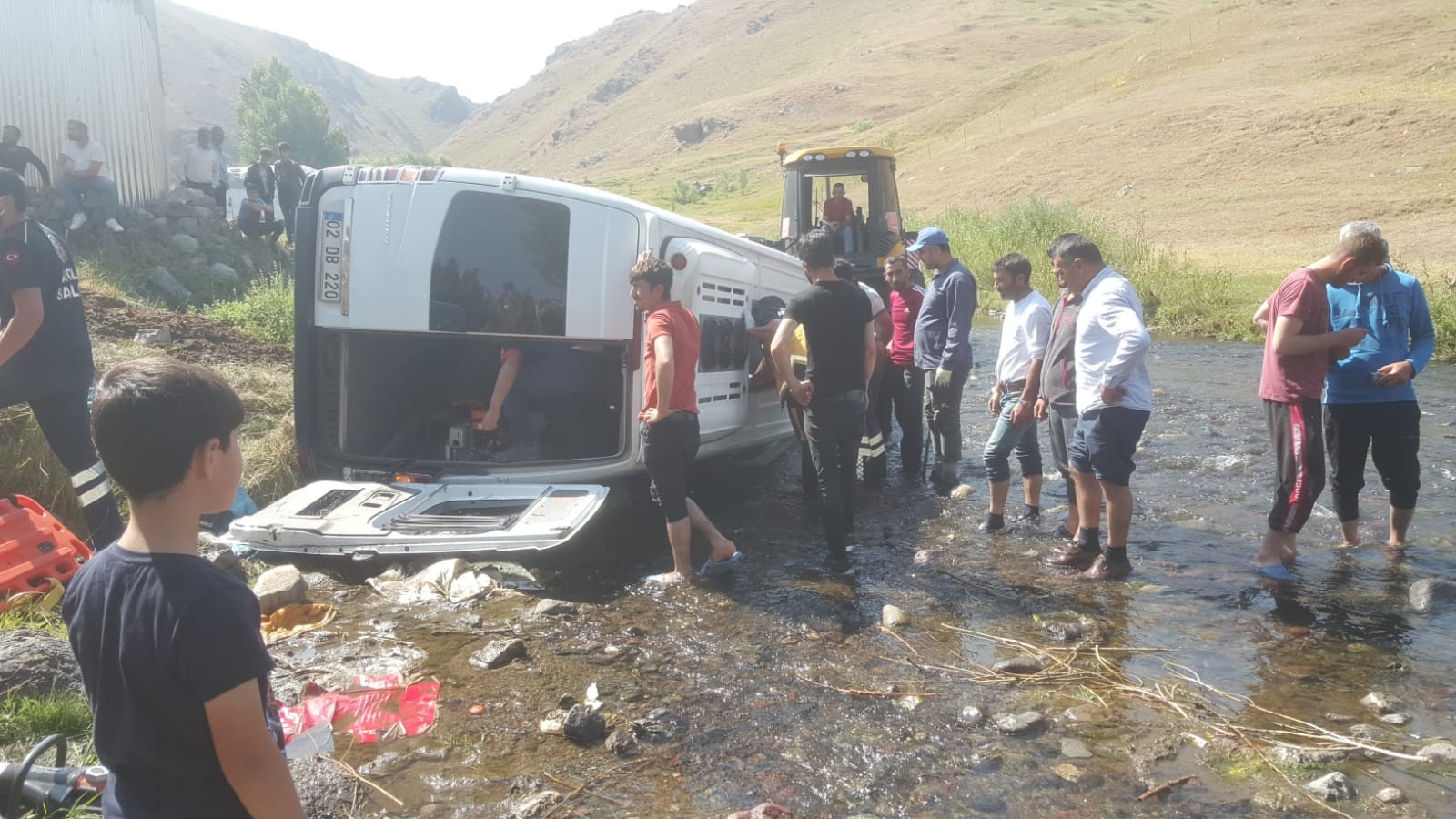 Düğün yolunda feci kaza: 2'si ağır 13 yaralı