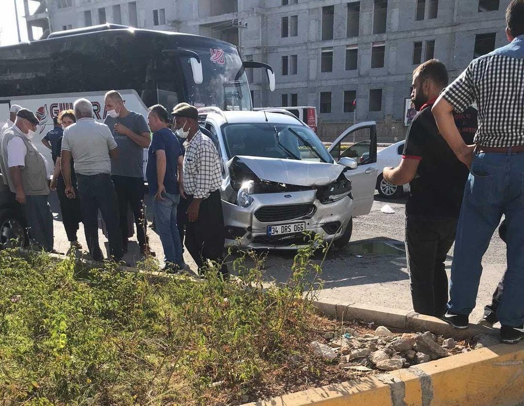 Hafif ticari araçlar çarpıştı: 1 yaralı