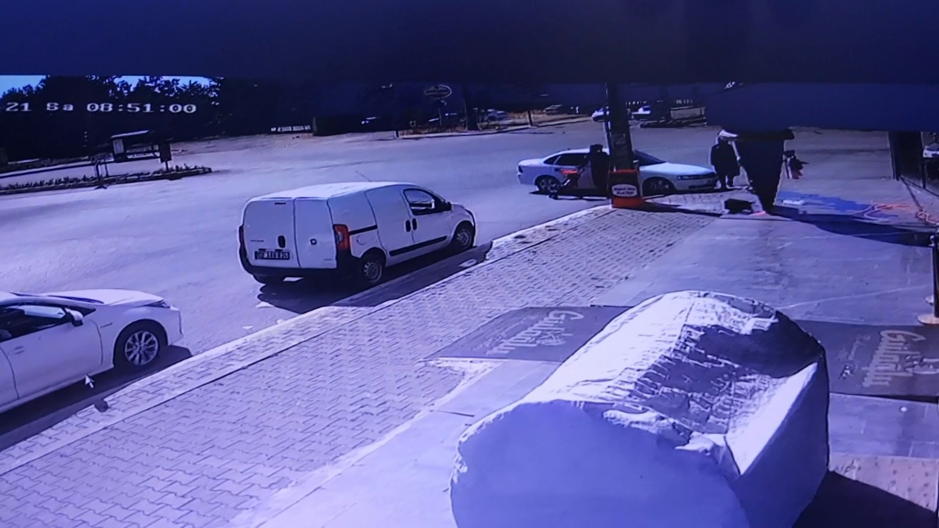 Otomobil kaldırımdaki yayaların arasına daldı
