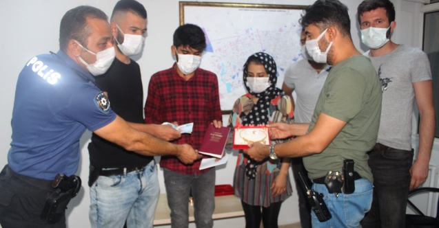Polisin dikkati yeni evlenen Afganlı çifti sevince boğdu
