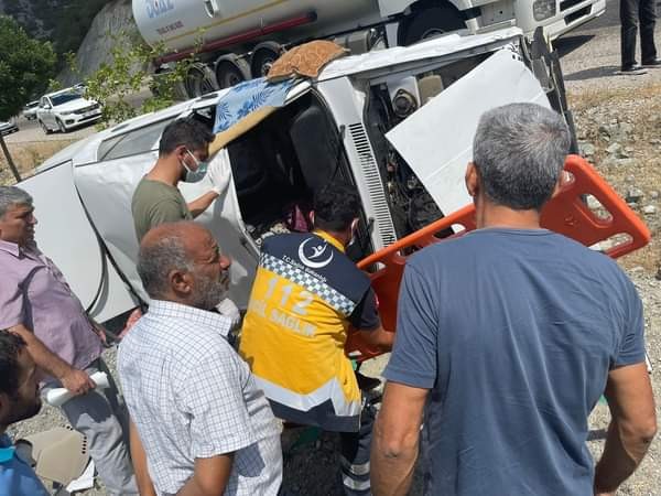 Şarampole yuvarlanan otomobilde bulunan 2 kişi yaralandı